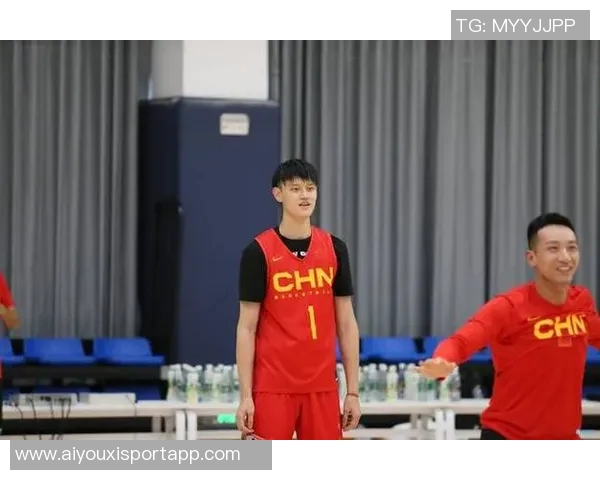 曾凡博突破遭遇压力险些失误及时回传队友化解危机 曾凡博突破遭遇压力险些失误及时回传队友化解危机