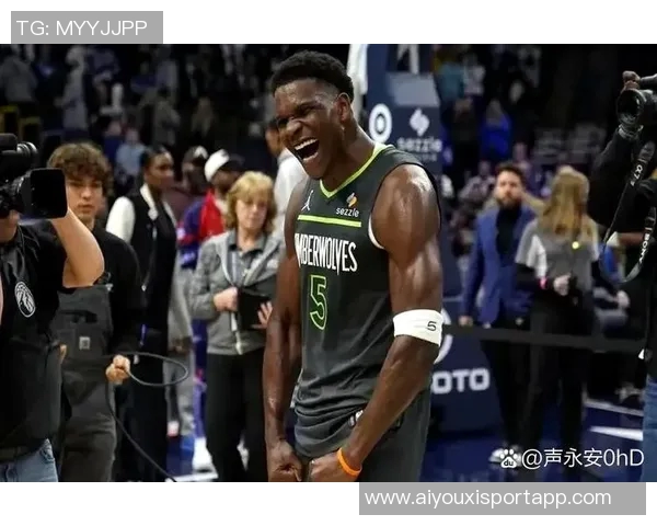 爱德华兹表现平平半场11投仅4中收获10分2篮板并有2次失误