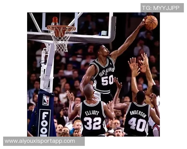 德克萨斯大学橄榄球队成员观战马刺星三代曼宁与文班合影互换球衣精彩瞬间